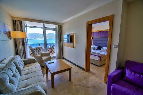 Deniz Manzaralı Suit Oda