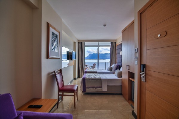 Deniz Manzaralı Çift Yataklı Standart Oda