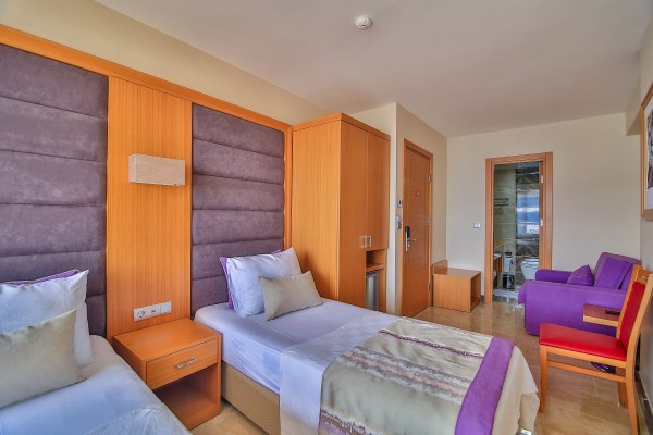 Deniz Manzaralı Çift Yataklı Standart Oda